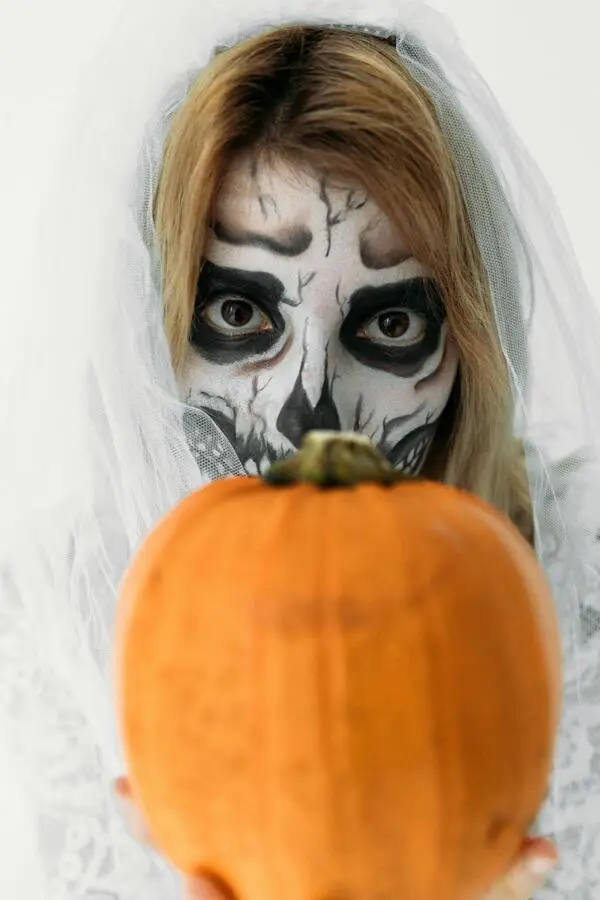 portrait-halloween-shots-capture-close-ups-emphasize-makeup-eerie-expressions