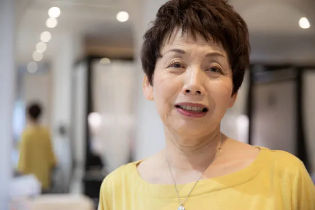 remove neck wrinkles before 首のシワ消し前