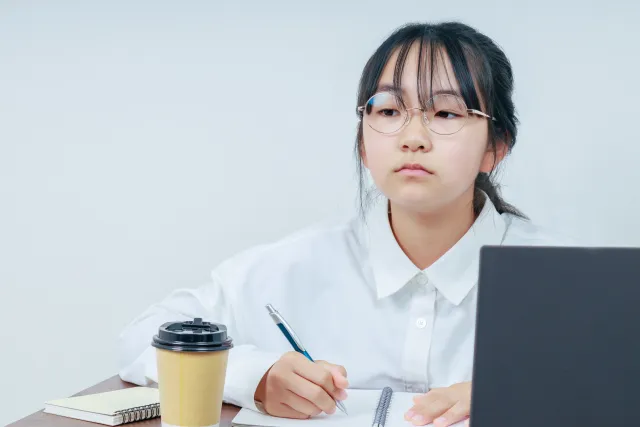 before removing reflection from the glasses in photo 写真のメガネの反射を消す前の状態