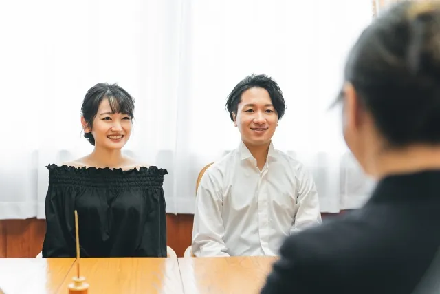 before removing wrinkles from clothes in event photo イベント写真の服のシワを取る前の状態