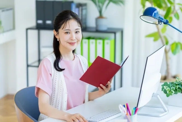 ハーフアップの女性の画像