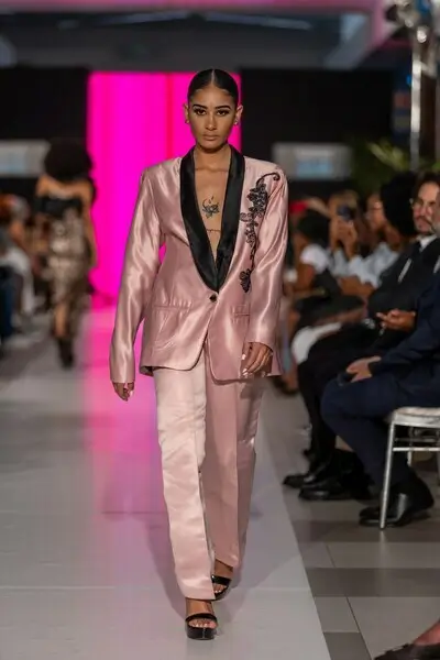 Clothing Wrinkle Removal Runway Photography Before Clothing Wrinkle Removal Runway Photography Before