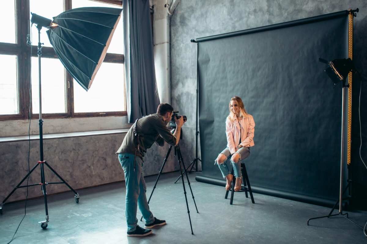 A Photography Confidently Direct her Model in her studio 1200x800 1 Fotógrafa dirigiendo a una modelo durante una sesión en estudio