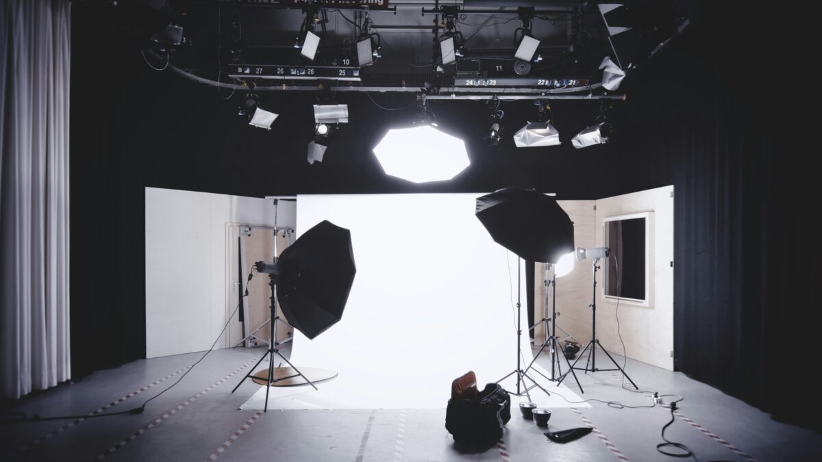 Fashion photoshoot in a simple indoor studio with soft window light clean backdrop and controlled lighting for consistent results 1 1200x675 1 Sesión en interior con fondo limpio y luz controlada