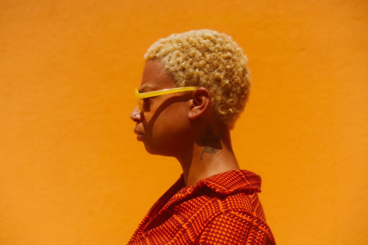 Match the Background to the Styling 1200x800 1 Outfit editorial sobre un fondo sencillo que acompaña el styling