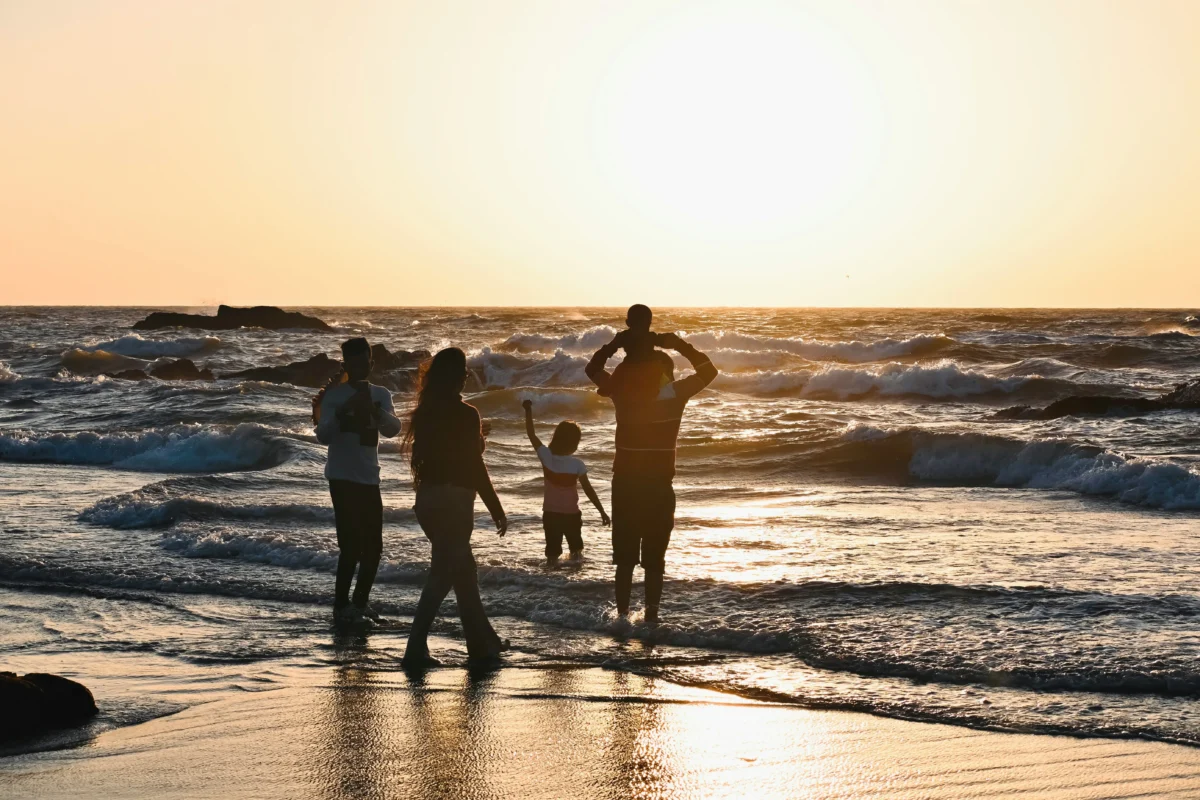 Sunset Silhouette Frames 1 Silueta de una familia en la playa durante el atardecer