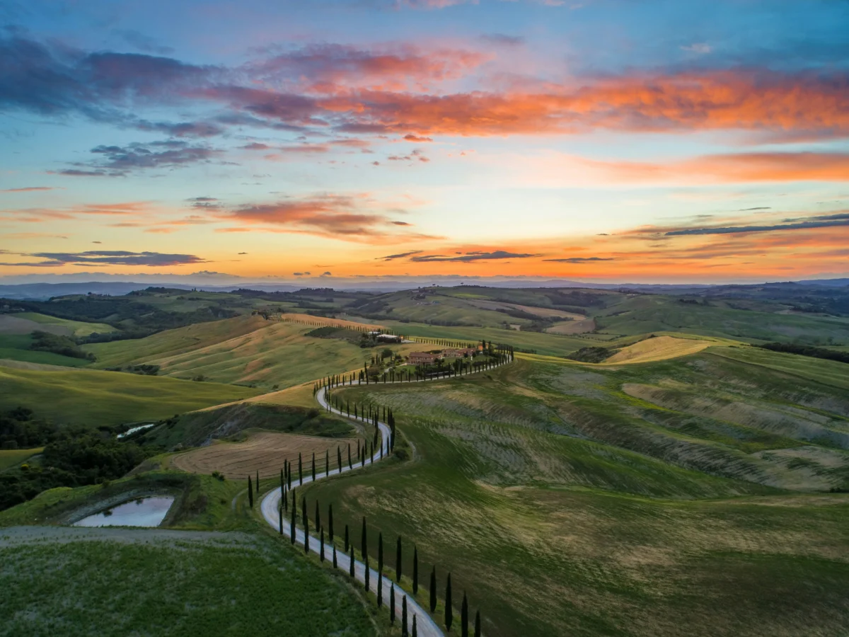 Camino o río usado como línea guía en una fotografía de paisaje