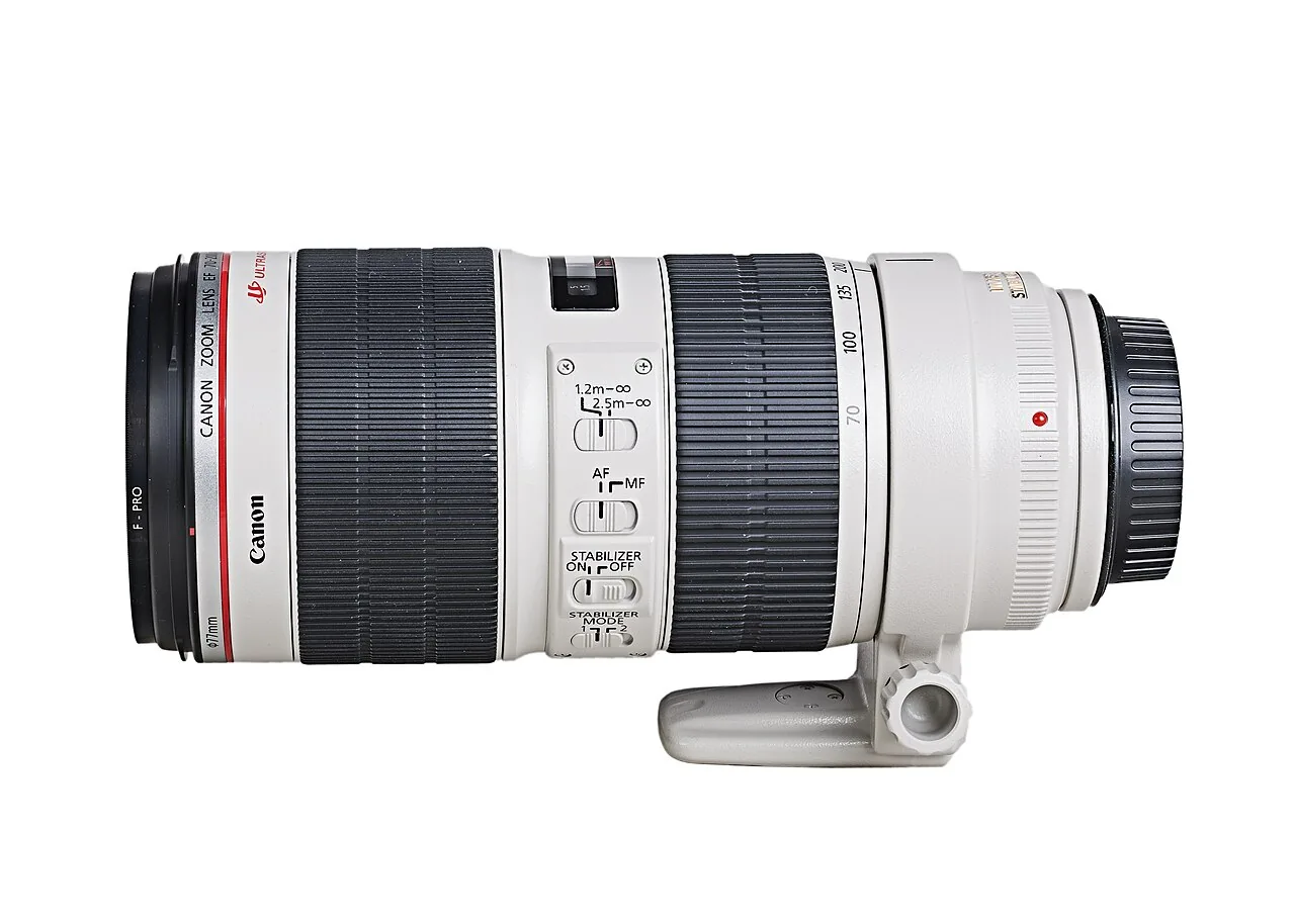 70-200mm 줌 렌즈를 클로즈업으로 촬영한 실사 사진