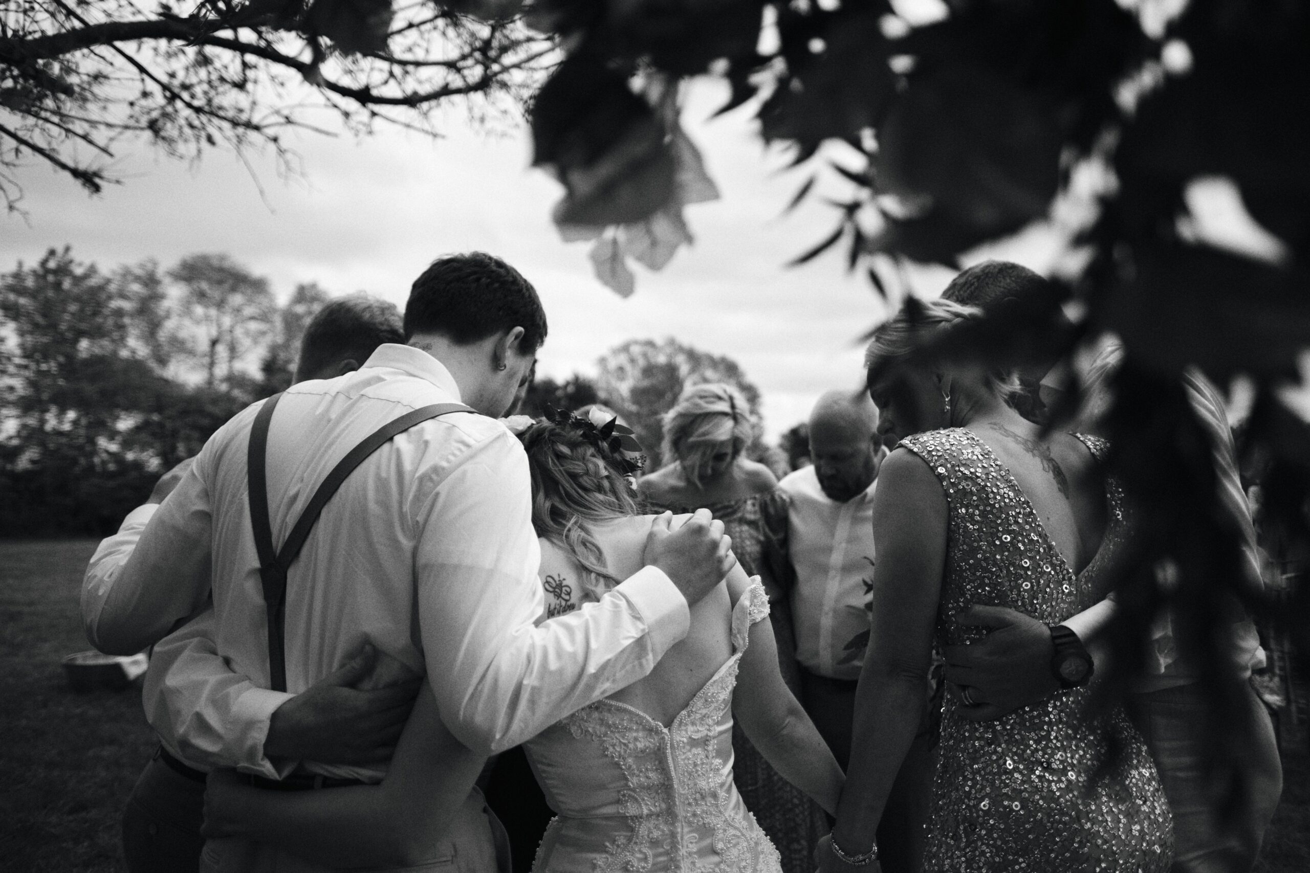 Aprender a observar antes de reagir é uma das dicas de fotografia documental de casamento mais importantes