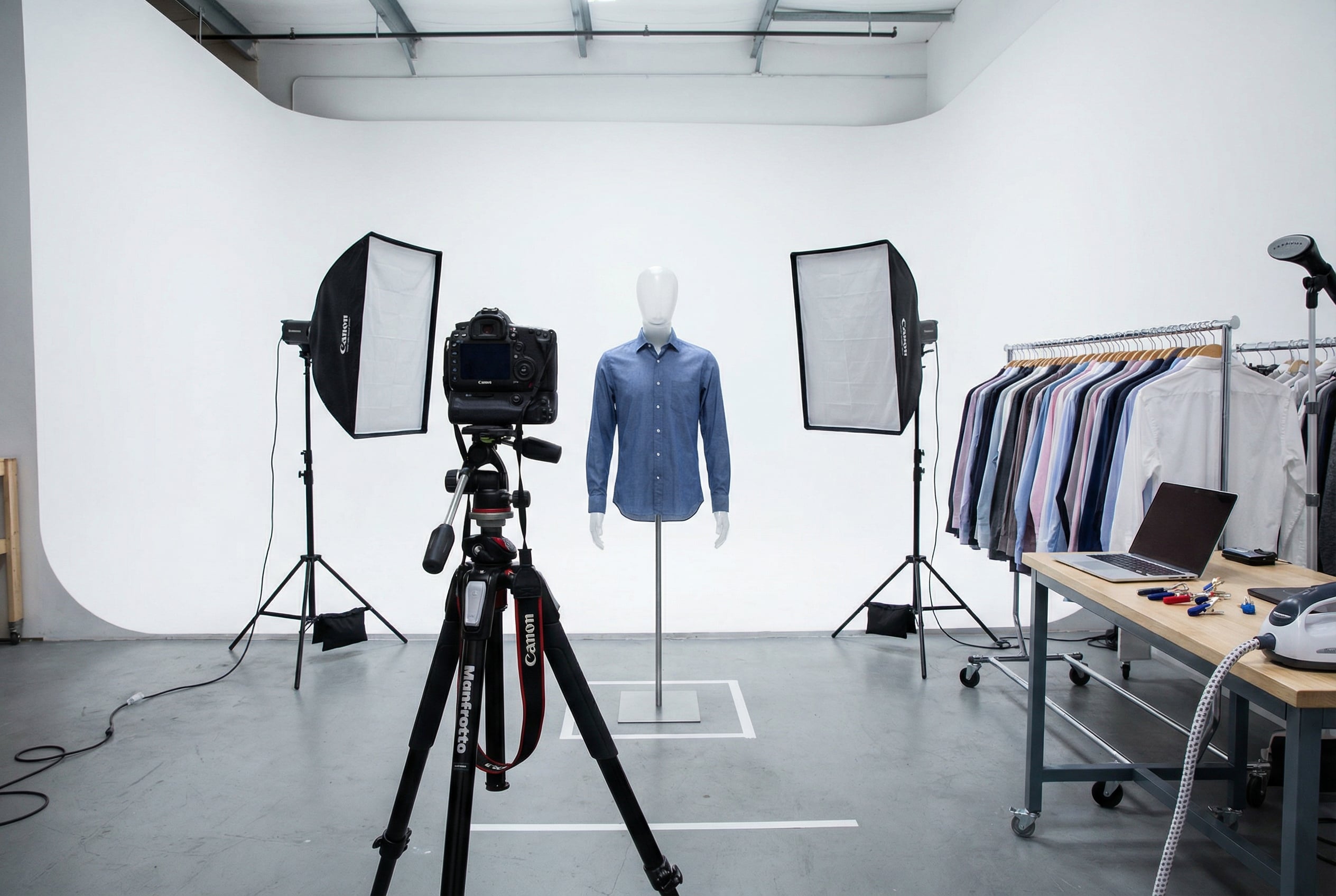 Setup de fotografia de e-commerce com manequim e tripé em estúdio branco para manequim fantasma