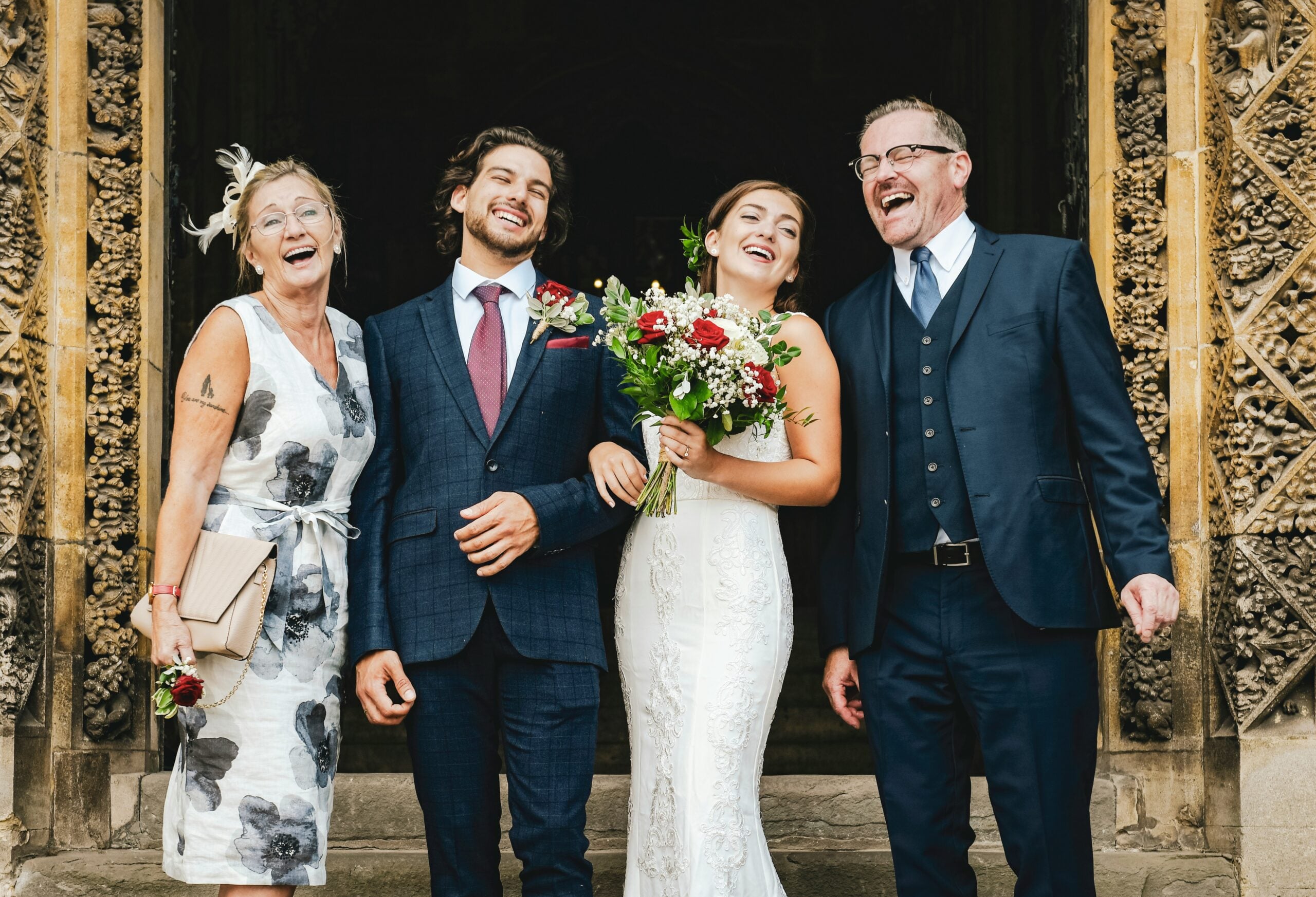 Fotógrafo discreto e atento durante casamento documental