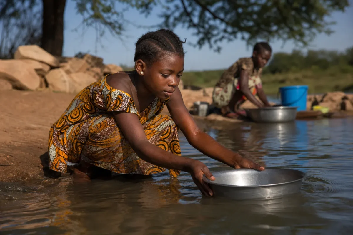 focal point multiple hierarchy Documentary scene with one primary focal point and secondary supporting elements