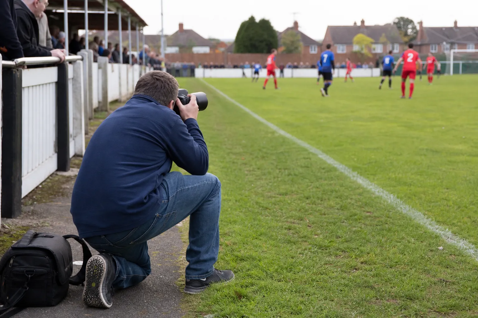 fussballfotografie tipps bessere matchfotos fotograf uebt bei einem lokalen amateur fussballspiel Fotograf übt bei einem lokalen Amateur-Fußballspiel