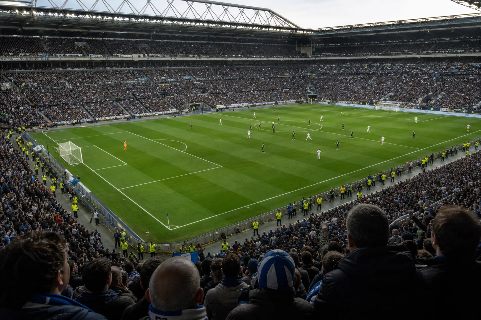 fussballfotografie tipps bessere matchfotos weite ansicht eines fussballstadions waehrend eines spiels mit fans und spie Weite Ansicht eines Fußballstadions während eines Spiels mit Fans und Spielern
