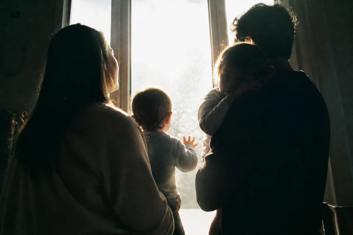body 01 silhueta janela 1 Family silhouetted against a window, one of the creative family photo ideas to shoot at home