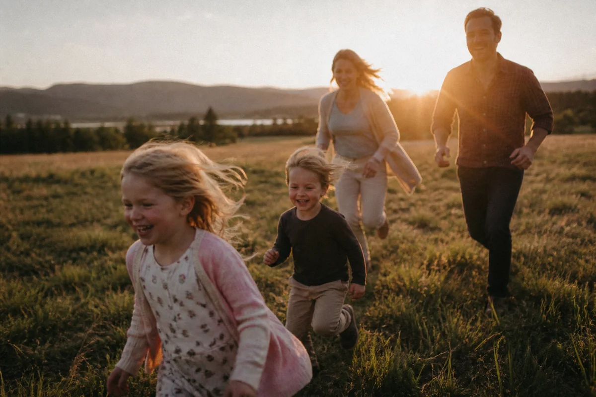 body 02 correndo por do sol 1 Family running hand in hand at sunset in a field, an example of creative family photo ideas outdoors